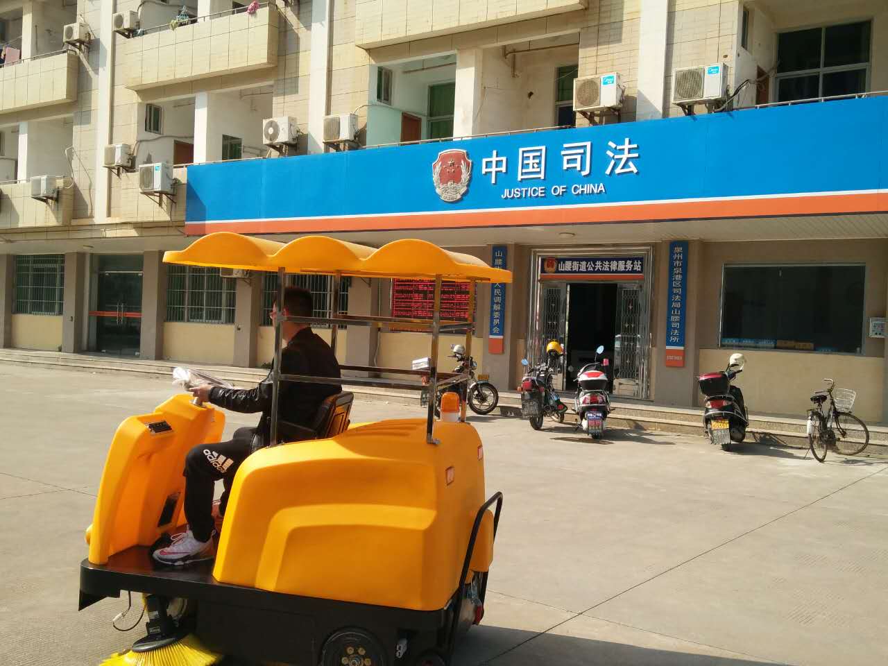 驚！一輛潔博士路面清掃機(jī)，惹得員工搶著干活？